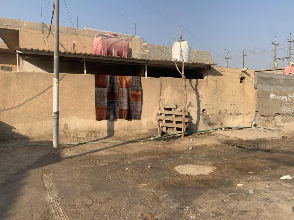 البيت طابو زراعي للبيع في كرمة علي _ الماجدية مقابل جامع الرسول (ص)
يبعد عن الشارع بصرة بغداد العام 100 متر ثاني بيت في الفرع
مساحة 300 متر
يحتوي غرف 2 كبار
ومطبخ كبير سراميك ارضي وجداري وسقف ثانوي صالة كبيرة جدا سراميك ارضي وجداري + سقف
ثانوي وتغليف
واستقبال سراميك وتغليف و سقف ثانوي
وحمام وتواليت سراميك
وطارمة كبيرة
البيت نضيف وجاهز من كلشي ربع ما تصرف علي وكلشي قريب علي محكمة و مستشفى و 4 مدارس قريبة علي و سوك كلهن تتمشى الهن ماي ومجاري وكهرباء كلهة جاهزة
والفرع هدوء وجيران طيبين وردة مال الله وكدام البيت مساحة كبيرة تكفي 3 سيارات والبيت يحتوي على ترك تكفي بناء غرفتين كبار 
السعر 65 مليون وبي مجال
للاستفسار : ***********
غير متواجد على فيسبوك
