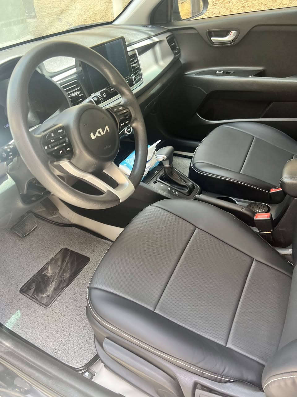السلام عليكم 
كيا ريو موديل2022 السيارة امريكية 
مكينة ١٦٠٠ دوش 
حادثها كما موضح بلسونار
    مواصفاتها 
شاشة ابل كار بلاي 
كامرة خلفية 
كروز مثبت سرعة 
نظام سبورت 
تبريدها ثلج 
كير ومكينة مكفولات كفالة عامة للأخير
تخم تايرات جديد 
سيارة كاملة من كلشي مامخلي بيها نقص برغي 
صار ٥ اشهر من اخذتها 
سيارة عارضها ب 120$وبيها مجال 
للأستفسار ***********
