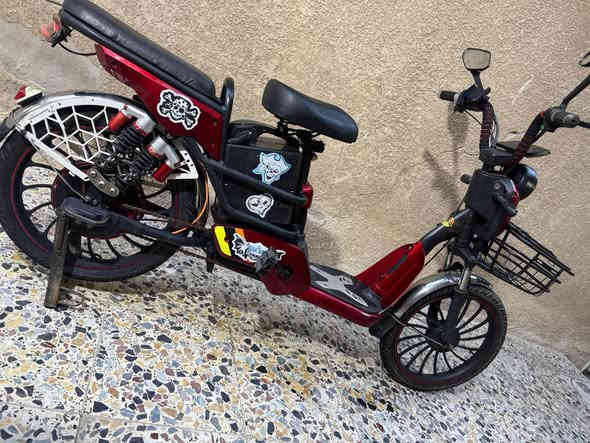 السلام عليكم 
دراجه شحن موديل ٢٤مستخدمه مبدل بطاريات جديده نضيفه كلش ما بيهة اي نقص تحتوي على ٥بطاريات كلشي بيه شغال 
مكان سبع ابكار
السعر ٢٥٠ الف وبيهة مجال
***********
