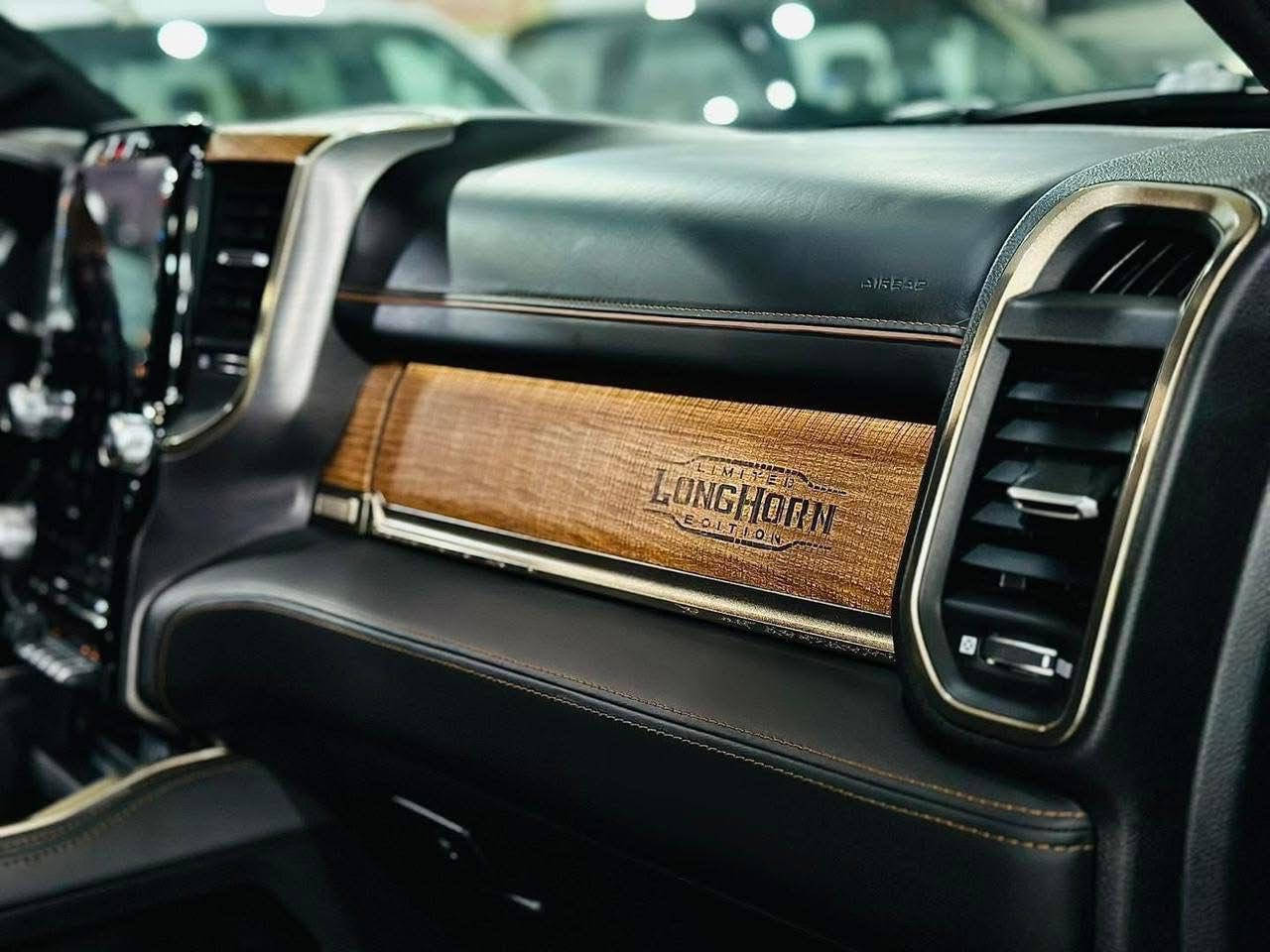 دوج رام 1500 اتروك
( لمتدد لونك هورن )

فول مواصفات 1/1 

مكفولة كفاله عامه من كل شي 

وجديدة على وضع الشركة 

رقم اربيل وكاله وتحويل

المحرك : V8 5.7L .

بصمات عدد 2 اصليات 

السعر ( ٤.٣٥ )

المواصفات :

* دفع رباعي 4x4. فور ويل

* رادار تفاعلي مع مانع تصادم امامي خلفي.

* نقطة عمياء. 

* تحذير الخروج عن المسار.

* 5 كاميرات (360) درجة. .

* استطفاف ذكي (اوتوپارك).

* دوسات جانبية كهربائية.

* المصابيح الأمامية زنون.

* كشافات الضباب زنون. 

* المصابيح الأمامية والمصابيح الخلفية LED. 

* دخول ذكي (بصمة). 

* تشغيل عن بعد.

* مقاعد من الجلد الفاخر. 

* المقاعد كهربائية مع ميموري.

* المقاعد الأمامية تبريد وتدفئة. 

* المقاعد الخلفية تبريد وتدفئة. 

* تطعيم الجلد بلونين والمعدن البرونزي والخشب الملكي الفاخر.

*الستيرن تدفئه 

* شاشة كبيرة تيسلا.

* حساسات امامية وخلفية.

* سقف بانوراما. 

* مكيف خلفي.

*محدد سرعة.

* ويل كروم قياس 22 انج.

* مرايا كهربائية جانبية من الكروم قابلة للطي كهربائيا.

* مرايا مع خاصية التعتيم الذاتي

* شاحن موبايل لاسلكي (واير ليس).

* الشباك الخلفي كهربائي. 

* المرايا الجانبية تدفئة. .

* غطاء من الجلد للصندوق الخلفي .

*رام بوكس (صناديق تخزين جانبيه)

* امكانية تعديل ارتفاع دواسات البنزين والبريك.

* هاند بريك كهربائي.

* جوبلسات جگات تصعد وتنزل

وعن طريق البصمه أيضا 

* مساحات تخزين إضافية تحت المقاعد 

وتحت الدوسات

* طخم تايرات جديد مع باتري. 

***********. رقم صاحب السياره
