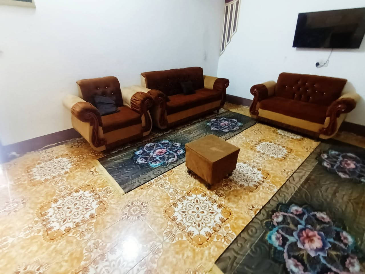 السلام عليكم تخم ١٠مقاعد مستعمل شي قليل للبيع ٣٥٠ وبي مجال ***********
