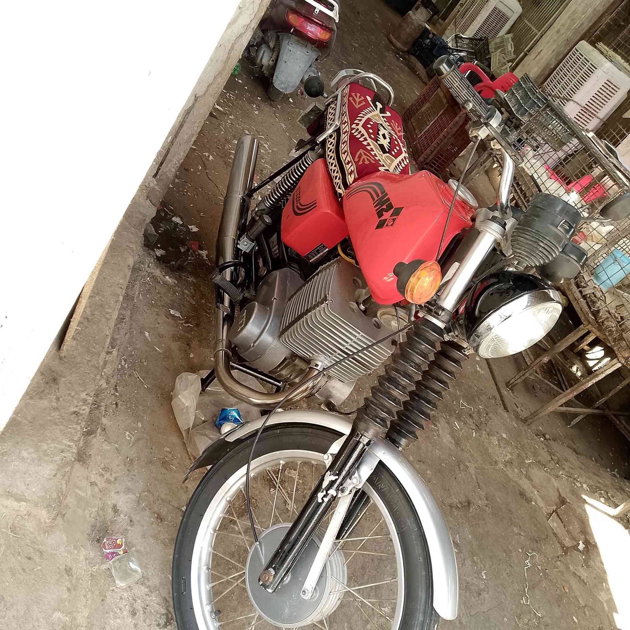 السلام عليكم عندي دراجه امزت مكفوله بيها كصه وحده موديل 82 كلها شغاله مكينه رحمه من  الله السعر خاص رقم موبايل ***********
