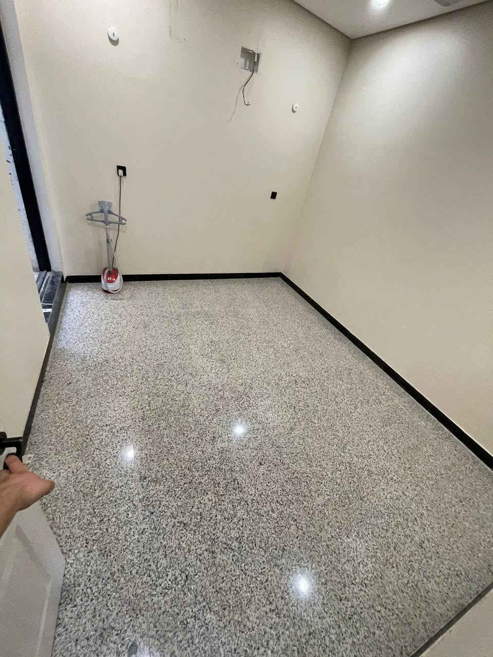 السلام عليكم بيت للايجار البيت مودرن بناء حديث يحتوي على مطبخ كبير صاله غرفتين نوم حمام البيت ارضي موقع الزيتون جديده مقابيل جامع منى بلفرع سعر الايجار 600 الف قفل غير قابل للتفاوض مطلوب عائله صغيره للاستفسار مع صاحب بيت حصرا بدون دلاليه ‏‪***********‬‏ ملاحضه المطبخ جاهز كاونتر حديث
