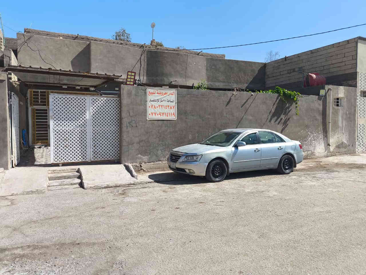 السلام عليكم بيت 360متر طابقين مقابيل ملحق قرية الغدير عمود 299 يبعد عن الشارع العام 50 متر واضح بالتصوير يمكم اخوان البيت معروض مع سبالت عدد خمسة اثنين كنتوري وثلاثة تعليك مع سخان عدد اثنين مع براميل ابو الالف عدد اثنين مع جلسه عربيه استقبال زاد صاله كاونتر مطبخ حار وبارد 22متر السعرر
150وبيه مجال للستفسار الاتصال على الارقام التالية

***********

***********
