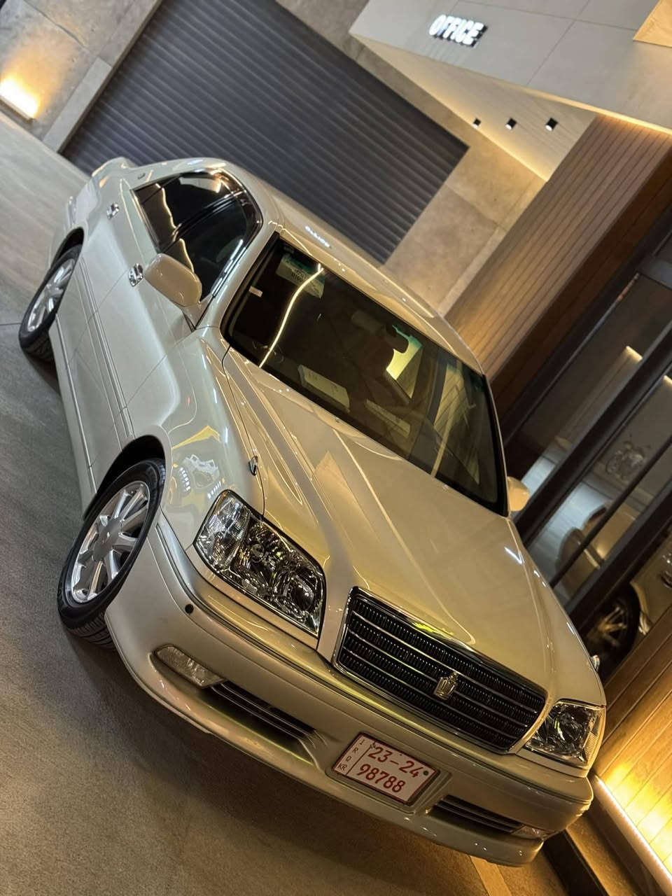 بەناوی خودای گەورە 
مەلیکە تاقانەی هەموو عێراق 
٤٧ هەزاری حقیقی ڕۆشتوە  بەشەرتی کۆمپیتەر 
مۆدێلی ٢٠٠٣ پەردەو چوار کوشن کارەبا ٢ دوگمەیەمەکینە ١٧١ی مەرخوبە   
کامل کریستاڵی بیلادە 
چوار ویلی نەجمەی نەوتی سفر سفری لەژێرە 
***********
