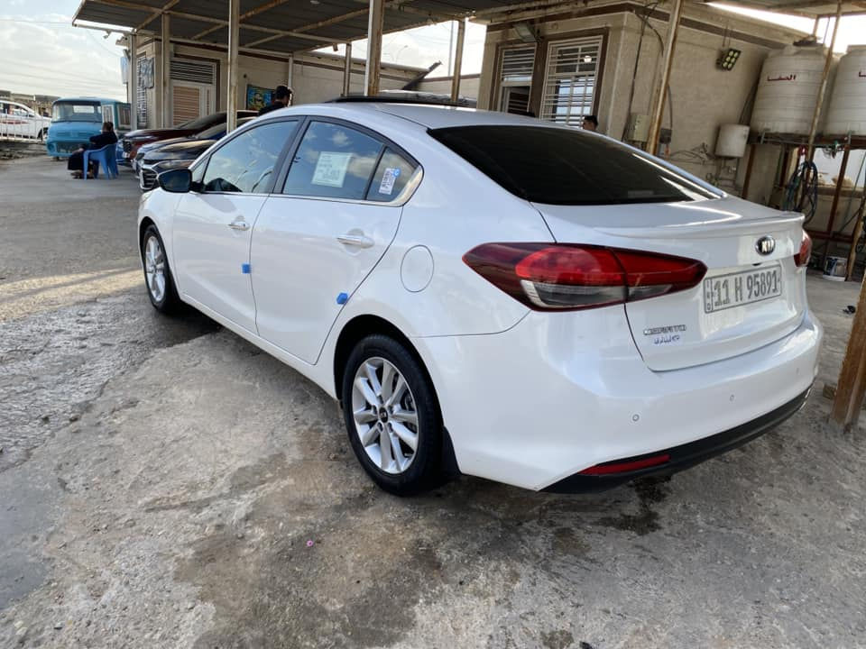 لببيع سيراتو 2017 خليجي 
فول موصفات 1/1 بصمه فتحه لد امامي خلفي نهاري تبريد قطعتين حساس امامي خلفي تحكم شاشه كامره فول 
سياره بيه صبغ جاملغ امامي وبارد بالباب بسيط والباقي مكفول سياره جديده وجاهزه ماشيه 100 الف رقم بغداد الدولي مشروع وطني سنويه ل30 مكينه كير حداديه تخم تاير تبريد كله شرط السعر 134 وبي مجال 
***********
مكان السياره السماوه
