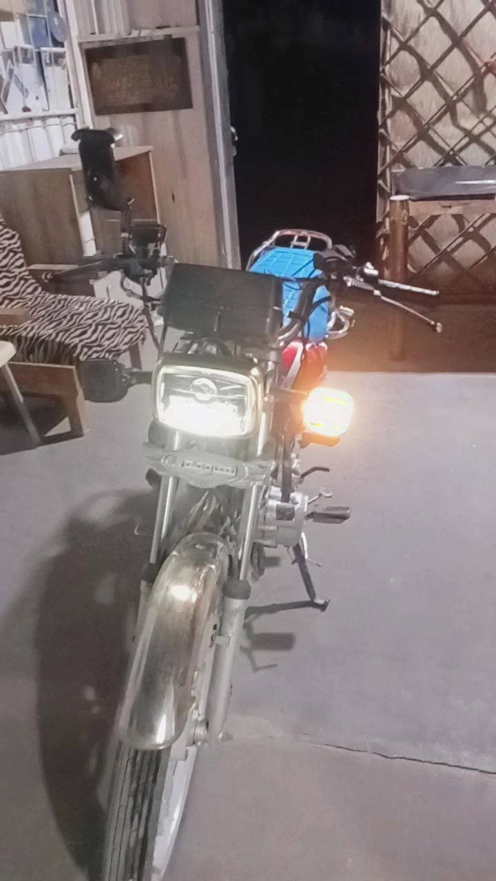 سلام عليكم ايراني 5كير 2023 الدراجه مكينه مامفتوحه ابد كهربائيات شغاله نكره سلف شوكت متجي بيها تانكي جديد ضفيره جديده هورن سيدان تأيرات جدد زنجيل جديد بكره جديد الدراجه كامله كبل لشارع ب550 وبيها مجال حك الجيه ***********واتس
