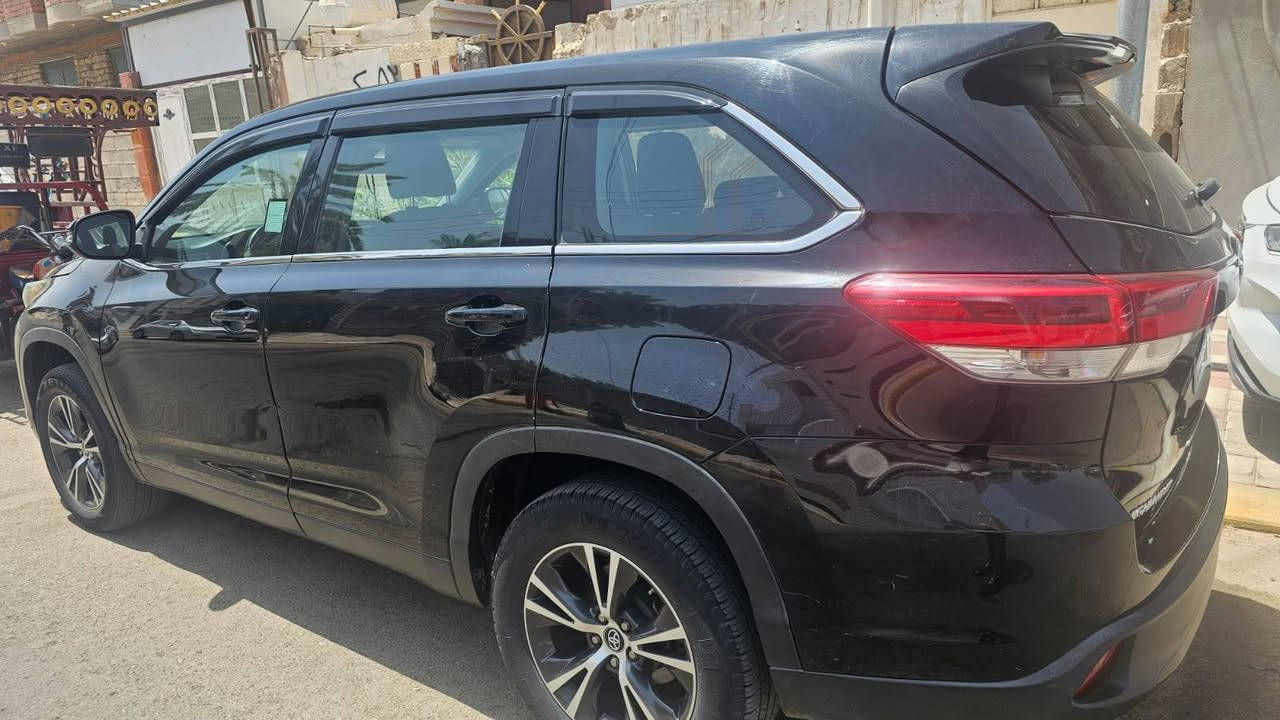 هايلندر وارد امريكي
موديل : 2019 
فئة : LE
اللون : اسود 
لون الداخل : اسود ملكي والكشنات مخمل رصاصي  
المواصفات :
7 راكب 
رادار 
محدد مسار
لد نهاري 
تبريد 3 قطع 
مواصفات ال LE معروفة 
الضرر: الجهة الامامية وصور الحادث مرفقة .
السعر : 20500$ 
التواصل : ***********
