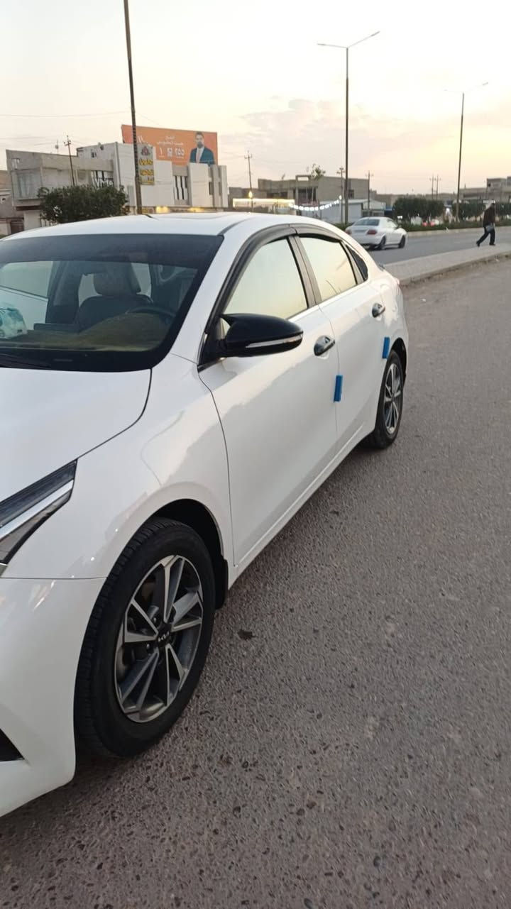 السلام عليكم
للبيع 
كيا سيراتو 2022
السيارة خليجي فول مواصفات الخليجي المعروفه
مبدل باب عكس السايق بلادي 
السعر 165وبيهة مجال 
***********
***********
