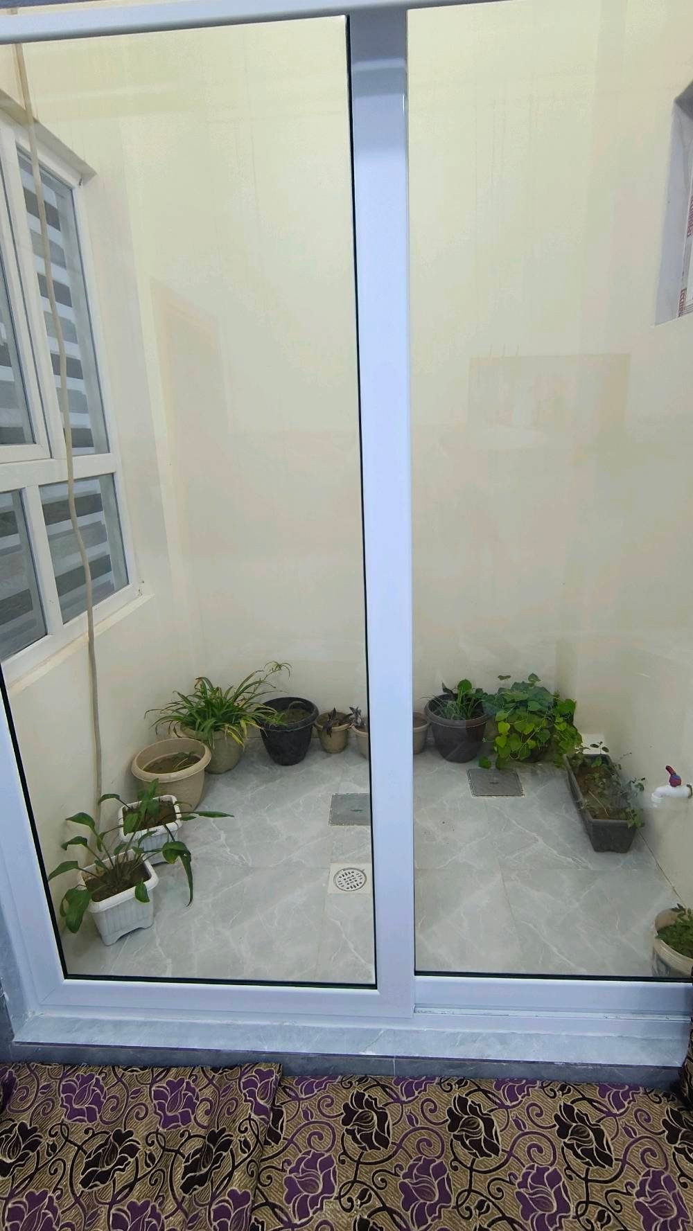 لدي بيت للبيع في يارمجة الشرقية الاول السعر 100000مليون  البيت يحتوي على حوش استقبال مطبخ وهول صحيات فوك وجوا مشتملات فوك وجوا عدد غرف النوم 3
كم عدد الغرف في البيت؟: 
3
ما هي مساحة البيت الإجمالية؟: 
 طابق ونص متر 100
أين يقع البيت بالتحديد؟: 
في يارمجة الشرقية الاول قرب مكتب العلي
هل السعر قابل للتفاوض؟: 
نعم 
هل هناك موقف للسيارات؟: 
لا  
رقم الهاتف ***********عبدالله بي واتساب 