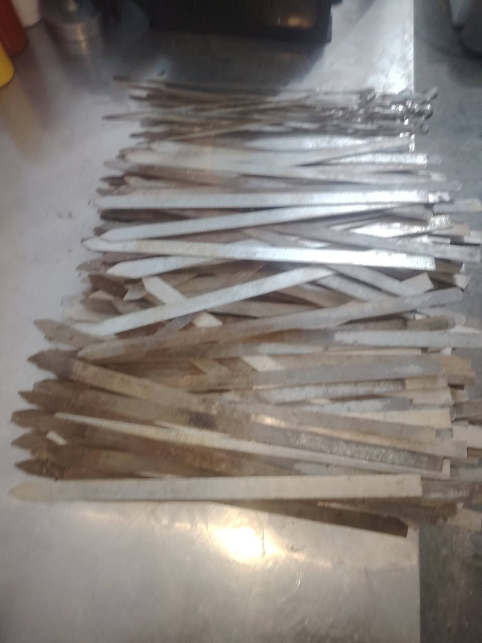 شياش عدد 200شيش +بلاكات عدد 5بصفي ويهن كاملات +مفرغه +مغسل البيع شراي يتصل ***********+صناديق صمون جدد
