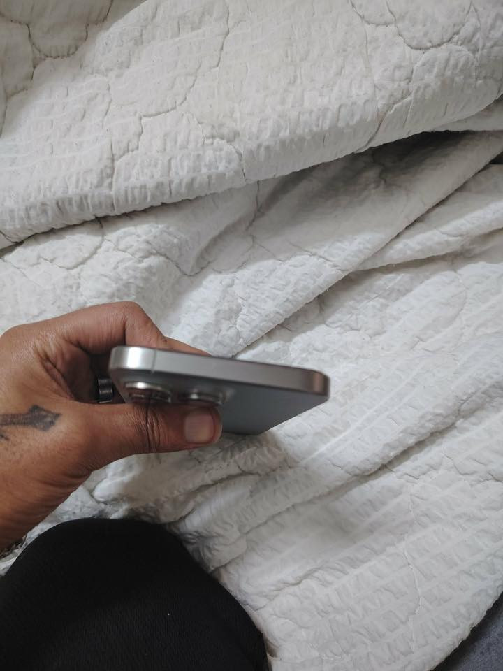 15 برو ماكس
ما مفتوح بس وكت من أيدي وصارت خط بالشاشه خفيفه رحت وديته اشوفه كالو ميمشي الخط نهائي ما مأثر على شي نهائي بطاريه 87 كامرات شغاله بس قرت هيج من وكع من إيدي السعر 800 وبي مجال بسيط 
***********
