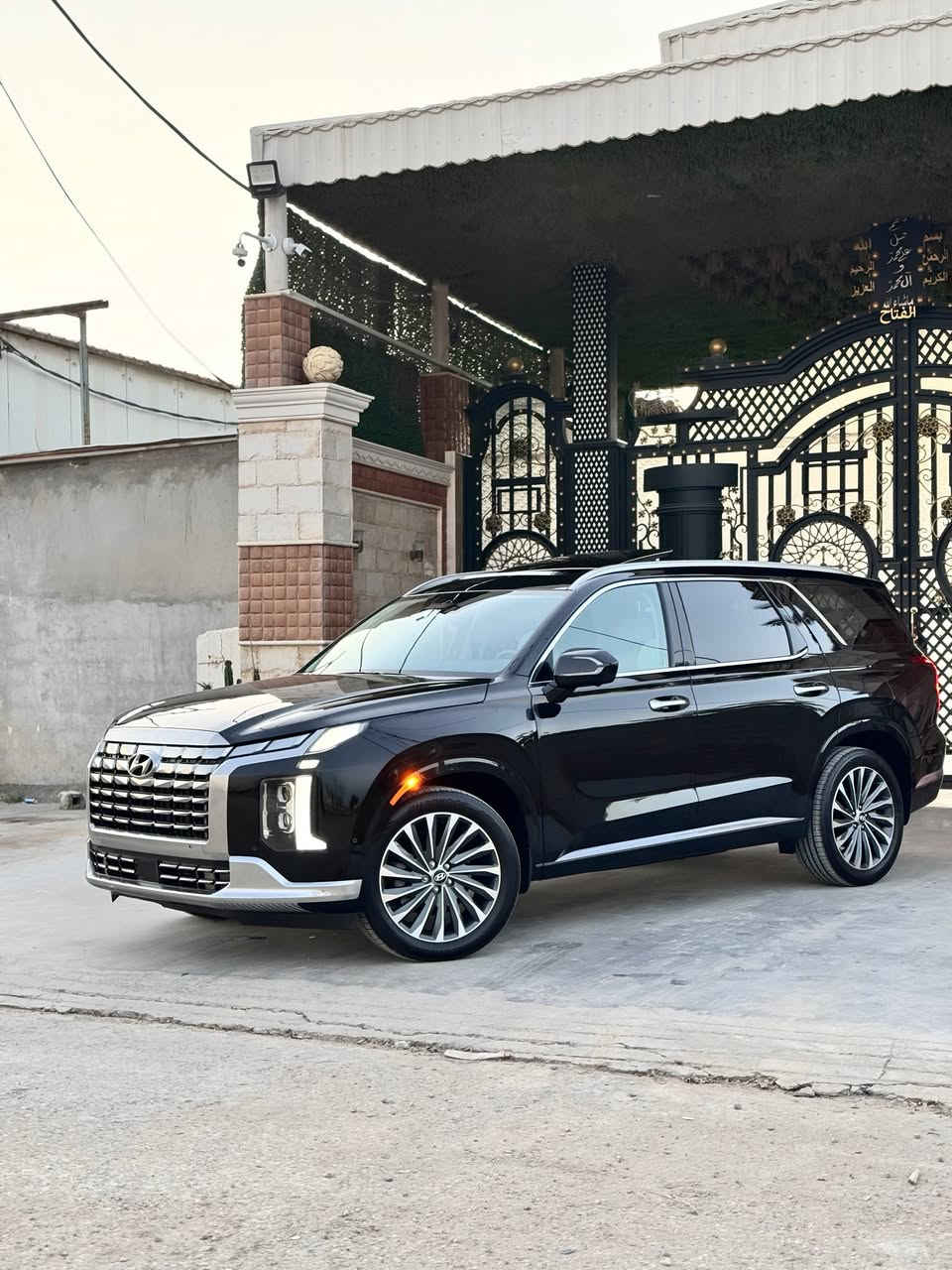 السلام عليكم ( Hyundai Bellside Glicravi 2025 )
المواصفات : 
 - داخل ابيض ملكي 
- كشنات تدفئه تبريد الصف الأول والثاني 
- كشن سائق تدليك 4 وضعيات 
- فتحتين بنوراما 
- تنته شامو 
- زر تحكم بالصف الثالث
- 3 قطع تبريد شاشه لمس
- رادارات اماميه وخلفيه 
- حساسات امامي خلفي 360 درجه 
- تحديد مسار
- تشغيل عن بعد 
- تقديم وترجيع عن بعد 
- 6 سماعات مع نظام صوتي Harman Kardon 
- قيادة ذاتيه 
- 6 كامرات محيطيه 360 درجه 
- اوتو بريك 
( فول مواصفات اعلى شي بالبلسايد ) 
المحرك : 6v 3.8L 
الضرر : بنيد مبدل ومصبوغ وجاملغ امامي جهة السايق بارد 
السعر 290 وبيها مجال بسيط 
الرقم : ***********
