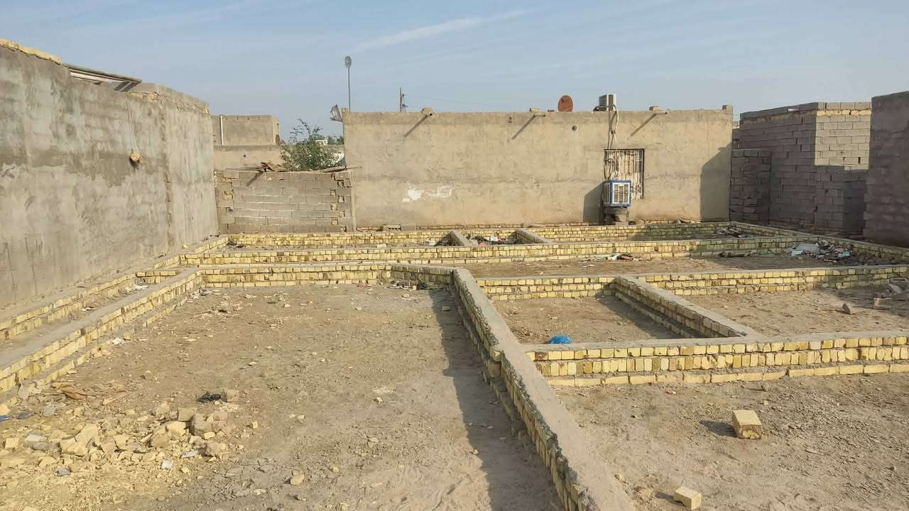 قطعه اللبيع 300م بتلو كامله  ماء او كهرباء متوفر  مدرسه بتدائيه تبعد 100متر  زراعي  مكان  قريت النصار قرب مدرست الجواد  ***********
