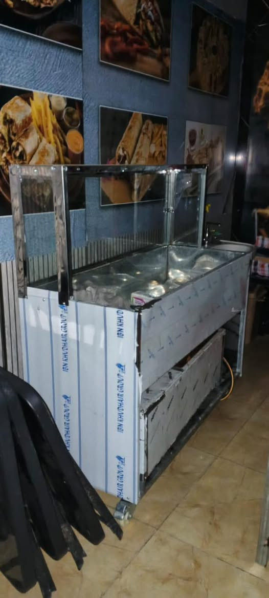 السلام عليكم غراض مطعم غير مستخدمه 
طباخ عدد 2
دفايه طعام 
بلانك عدد 10 مع الغطاء 
جدر كبير عدد 6
طاوه عدد 4
جفجير عدد 3
جمجمه عدد 3,
كريل بركر+فنكر 
مصافي بلانك عدد 2
للأتصال والأستفسار على السعر على الرقم ***********

