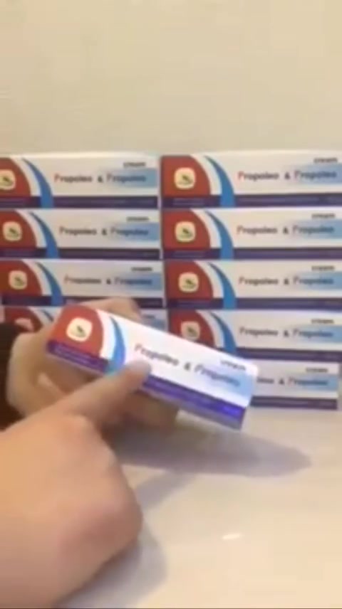 كورس معالجة البواسير  من شركة بي

 فارما 👨‍🔬 صابونة +عصارة بروبليو 👩‍🔬

( بواسير ـ حكة شرجية ـ الناسور) 

بروكتو بروبوليو كريم شرجي بالعسل والعكبر وشمع النحل

التركيب:
عسل النحل - عكبر النحل - شمع النحل - زيوت طبيعية (زيت حبة البركة , زيت أوميغا 3) - منتول
الخواص:
يستفيد هذا الكريم من خواص مواد النحل السابقة فيه فالعسل له تأثير مطهر و مرمم للنسج
العكبر مضاد أكسدة قوي له تأثير مرمم للنسج و تأثير مطهر و تأثير مقبّض.
شمع النحل له تأثير مقبّض.
زيت حبة البركة وزيت أوميغا 3 لهما تأثير مرمم للنسج
المنتول: له تأثير ملطف و مبرد و مخفف للألم.

يستعمل كريم بروكتو بروبوليو بنجاح في تدبير مشاكل المنطقة الشرجية البواسير، الشق الشرجي، الحكة الشرجية أو مشاكل المنطقة المترافقة مع الانتانات

.
الاستعمال:  تغسل المنطقة بصابون ثم يطبق الكريم 2-3 مرات يومياً.

سعر العصارة فقط :: 

سعر عصارة مع الصابون :: 

توصيل. 4
#بواسير #بواسير_خارجية_ #بواسير_داخلية_ #بواسير_دواء #بواسير_خارجية بواسير_داخلية بواسير_شرخ_ بواسير_علاج بواسير_الشرجية_والناسور


**إذا كنت صاحب هذا الإعلان وتريد حذفه لأي سبب، رجاءا أرسل رسالة إلى الدعم الفني**