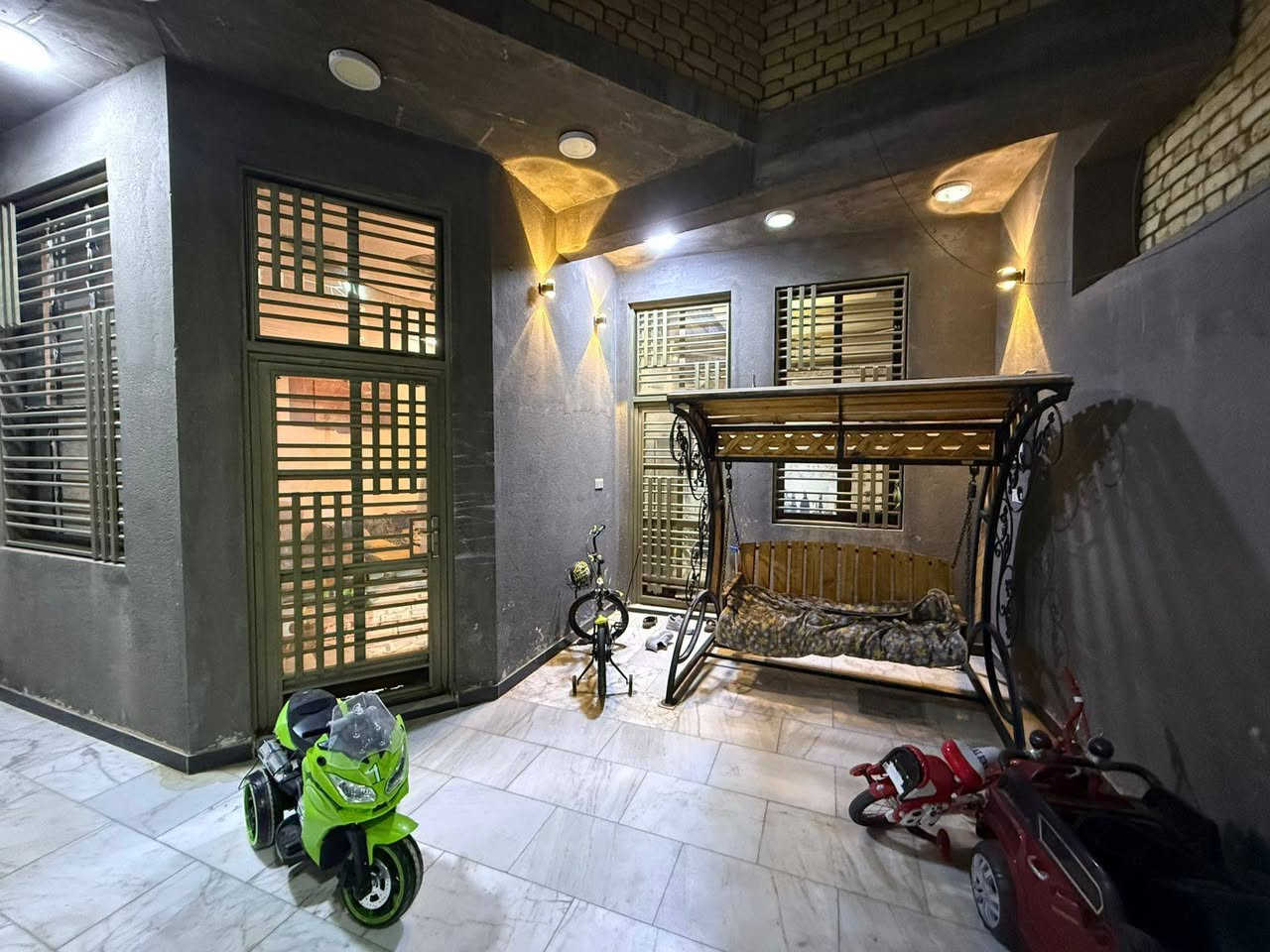 دار للبيع خلف الجوازات شارع الاخلاص ١٥٠متر بناء حديث طابق ونص ارضيه مرمرشوكر سيراميك اسباني عرض الشارع ١٥متر للاستفسار ***********
