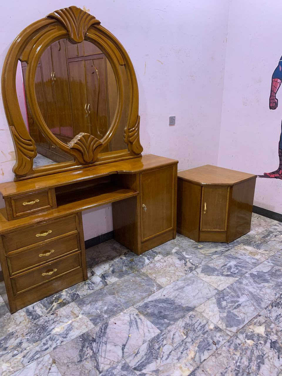 اترخص من مدير محترم الغرفه سته ملحق صاج تفصال درجه اولى والله حتى ضهر جرجوبه داخل وخارج صاج نضيفه جدا نضافتهه 100‎%‎ تخت جربايه صاج بلوك الغرفه منصوبه مره واحده فقط السعر الغرفه 700 رقم هاتف *********** بغداد مكلفه بالنشر اتصال عل رقم فقط السبب البيع انتقال الى مكان اصغر ملاحظه تحتوي عل قاصه سريه ايضا
