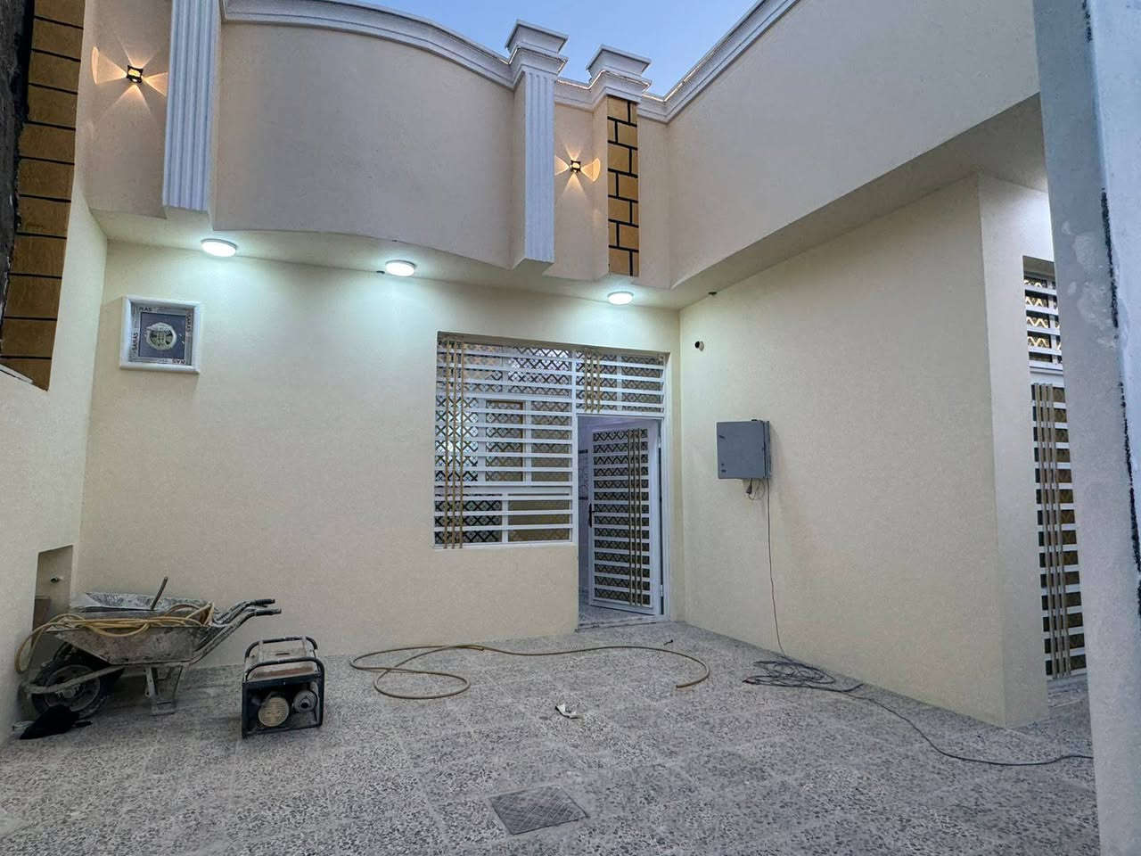 الهم صلي عل محمد وال محمد
يعلن مكتب السبطين للعقار عن توفير دار للبيع 

المساحه 200 متر 

بناء جديد درجة اولى وغير مسكون سند 25 

بناء طابوك النهروان الاساس والسقف صب كونكريت 

يحتوي عل غرف عدد 2

وصاله ومطبخ واستقبال وصحيات خارجيه وداخليه 

البيت متكامل الى اخر درجه التبليط باب البيت  

يبعد عن الشارع العام 40 متر اي خلف التجاري مباشر

العنوان نجف الاشرف كوفه براكيه قرب جامع الخزاعل 

السعر (92) مليون مع المجال 

للاستفسار اكثر الاتصال عل الارقام التاليه 

***********

اومراجعه المكتب السبطين للعقار الكائن في النجف الكوفه البراكيه قرب جامع الخزاعل
