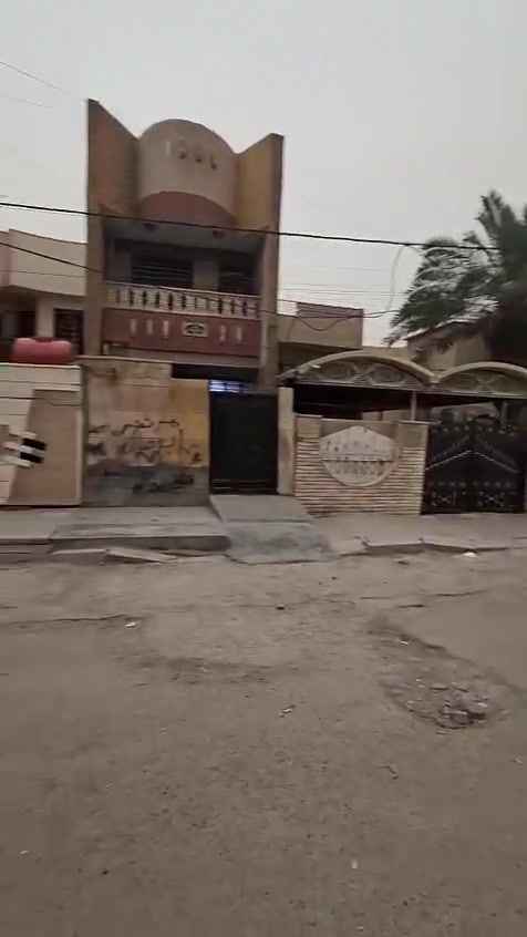 بيت للبيع
مساحه ٢٩٨ متر 
واجهى ١٠ مترات وكسر 
نزال ٢٨ متر  
بناء السبعينات طبعا صالح للسكن 
او الي يعجبه يسوي قطعة ارض
المنطقه معروفه حي الأمانه قرب جسر شارع فلسطين الجديد 
الاستفسار على هاذ الرقم ***********
او 
***********
