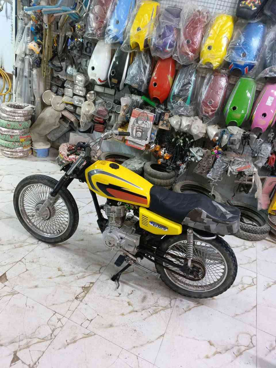 السلام عليكم
من رخصه ادمن الجروب 
دراجه اربعه قير كلك 
تعمير كله 25
بس المحرك 21 
كله جديد دراجه شلعه تخبل مكينه ناعمه كلش 
مزاد مزاد مزاد 
دراجه كلش حلوه احلى من الصور مال جناي 
فقط الى الجناي 
كله جديد سعر 300 
وبيها مجال للطيبين 
***********
