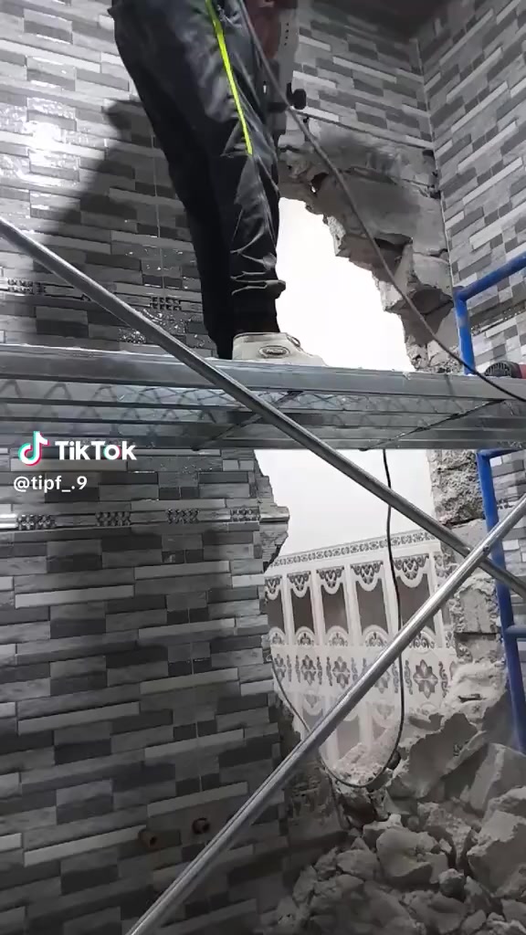 سلام عليكم يوجد كادر عمل لكافه الاشغال المذكوره رقم الهاتف ***********
