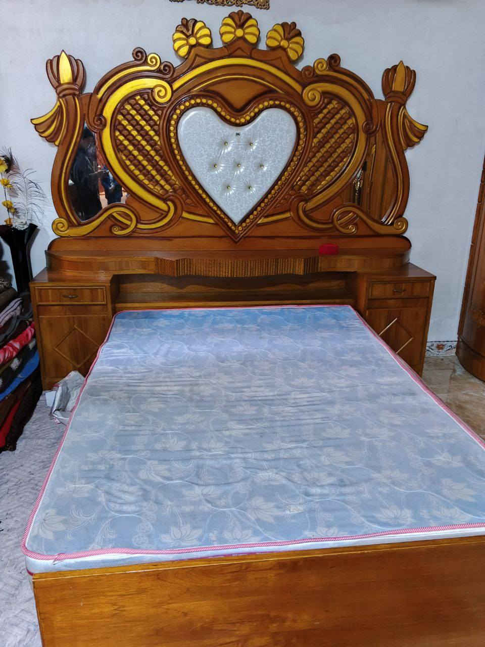 غرفه نوم ملكيه للبيع
نوعيه صاچ اصلي 
نضافه+متانه شرط جديده 
باب عدد٦ +زاويه ٢باب
السعر:900 وبي مجال 
للاستفسار؛***********
