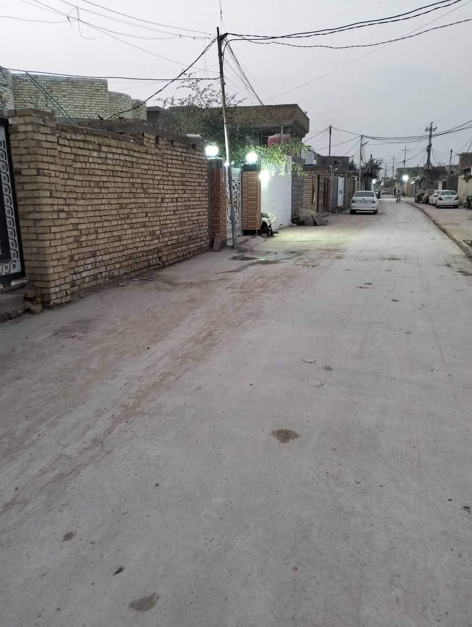 السلام عليكم بيت مساحة 250 متر حي الجوادين بناء طابوك غرفتين
مع هول داخلي تقريب 6 في7 بيتونه 5 في 4 بورسلين صحيات داخليه مع خارجيه مطبخ حار داخلي البيت مرقم من البلديه ومسلمين معاملته موقع البيت شارع بيت جليب المنطقه خدامات كامله من صب الشارع و مجاري و ماء استفسار اكثر على الخاص او اتصال ***********
