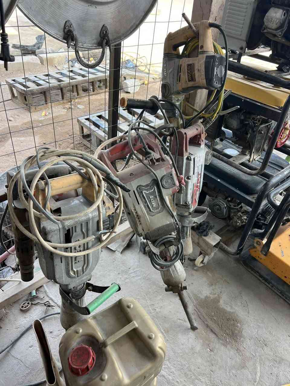 السلام عليكم للبيع عددٍ يدوية
قفاصة عدد12 ثقيل 2ملم 

دريلات كبير عدد3 كسار 

دريلات وسط بريمه وهزاز 3

دريل صغير واحد 

كوسره عدد 2 كبير و صغير 

عربانه ثقيل تسكام عدد 4 

ماكنه لحيم انجيكو اصليه واحده

مولدات 12 امبير عدد 1 و 24 امبير عدد1 و 30 امبير كاز كامه ياباني عدد1 

العنوان /النجف ناحية الرضوية 

***********
