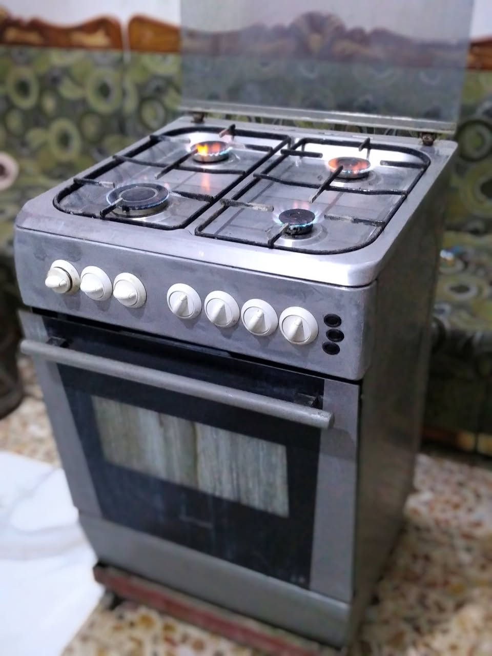 السلام عليكم عندي طباخ شغال الفرن فوق وجوه نظيف هو والقاعده مالته والسعر ب 75 العنوان حله نادر الاولى قرب فندق الذكريات رقم الهاتف ***********
