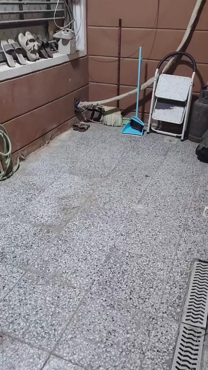 الدار للبيع مساحه 100متر النزال 20/الواجهة 5 ولاثاث هم للبيع العنوان السريدات قرب  ماركت الشام الشارع المقابيل اسواق الشام للستفسار ع رقم او خاص ***********
