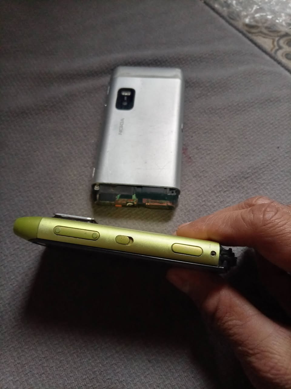 السلام عليكم
N8 و E7 طافيات فحم
قطع غيار الي يفيدنة
25
***********
