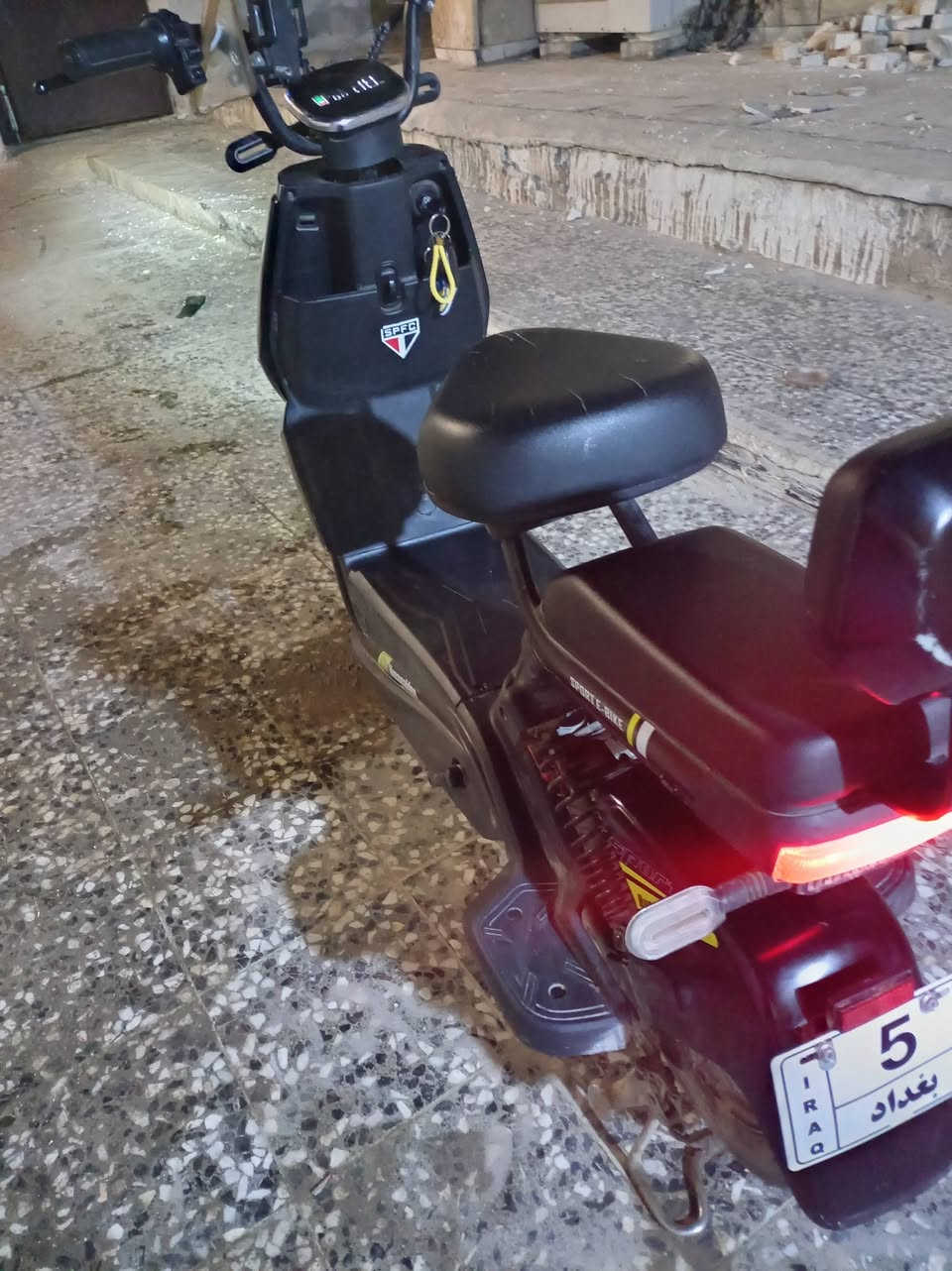 سلام عليكم دراجه شحن اربع بطاريات دراجة بصمتين وسويجين وبيهة بلوتوث بس اساير وهورن الفيش مالتهن فالتات دراجة حلوة ملفها 800 السعر 300وبيها مجال مكاني بغداد علي الصالح رقم التلفون *********** ومتواجد ماسنجر
