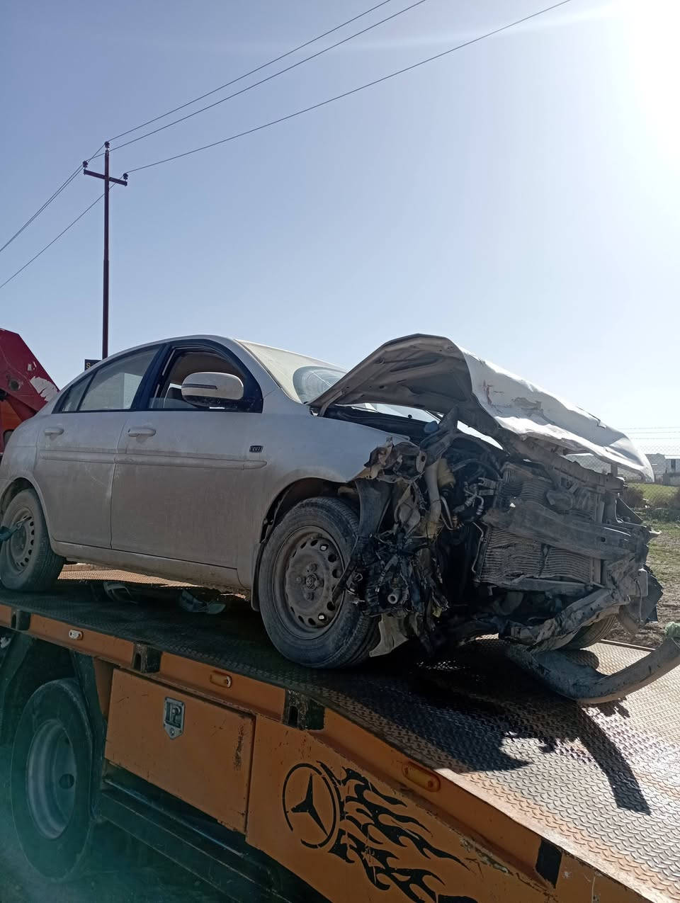 السلام عليكم
قدر الله وماشاء فعل والف الحمدلله ودفع الله ماكان اعظم 
سيارة اكسنت موديل ٢٠١٠ سويت بيها حادث وهاي صور الحادث 
السيارة مكلوبة سابقا (متچاية) القمارة متعدلة 
السيارة بأسمي 
السيارة قبل الحادث تبريد ثلج 
تدفئة شغاله 
محرك وكير بالشرط 
تسحك بانزين عادي بدون ادفانز 
خليت صورها قبل وبعد الحادث 

اريد ابيعها ع حالها 
السعر ٤٨$ 
الشراي فقط يتصل ***********
