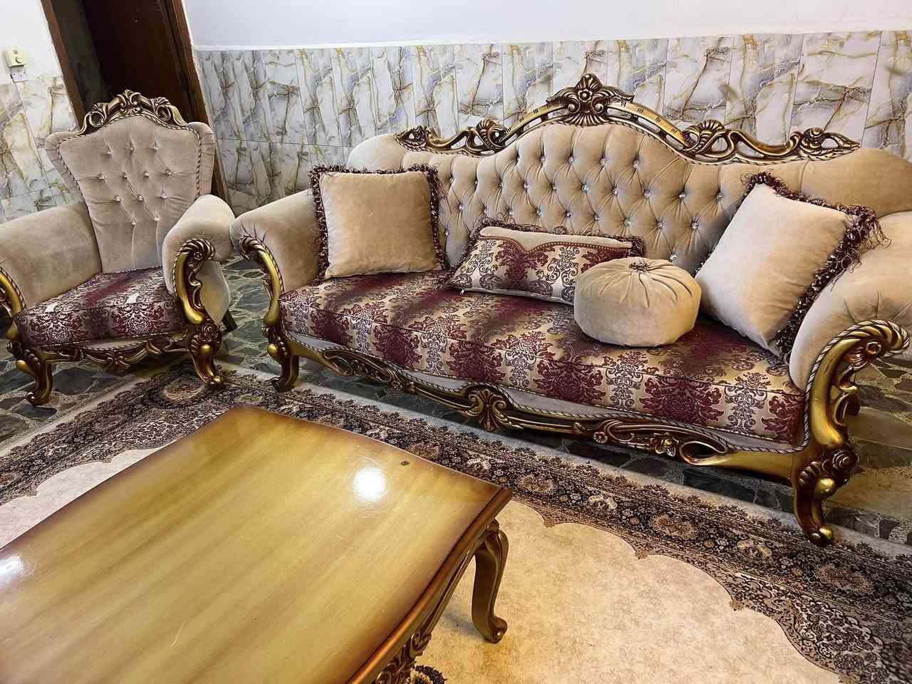 تخم تركي عشر مقاعد مع وسطيه خشب زان نظيف جداً مكانه المنصور ٩٠٠ ***********
