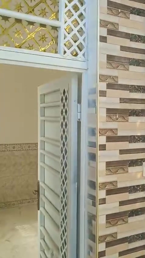 بيت للبيع 100 متر امامي سادس بيت عن الركن عن شارع 35 الرئيسي بيت جديد مسلح طابوق غرفه وصاله وديوانيه ومنور وصحيات واستقبال البيت كامل جاهز للسكن ما بي اي نقص طابو صرف ثاني يوم المداور العنوان الكامل تضحيه نهايه شارع العياده حي الكرامه السعر 95 رقم الهاتف ***********
