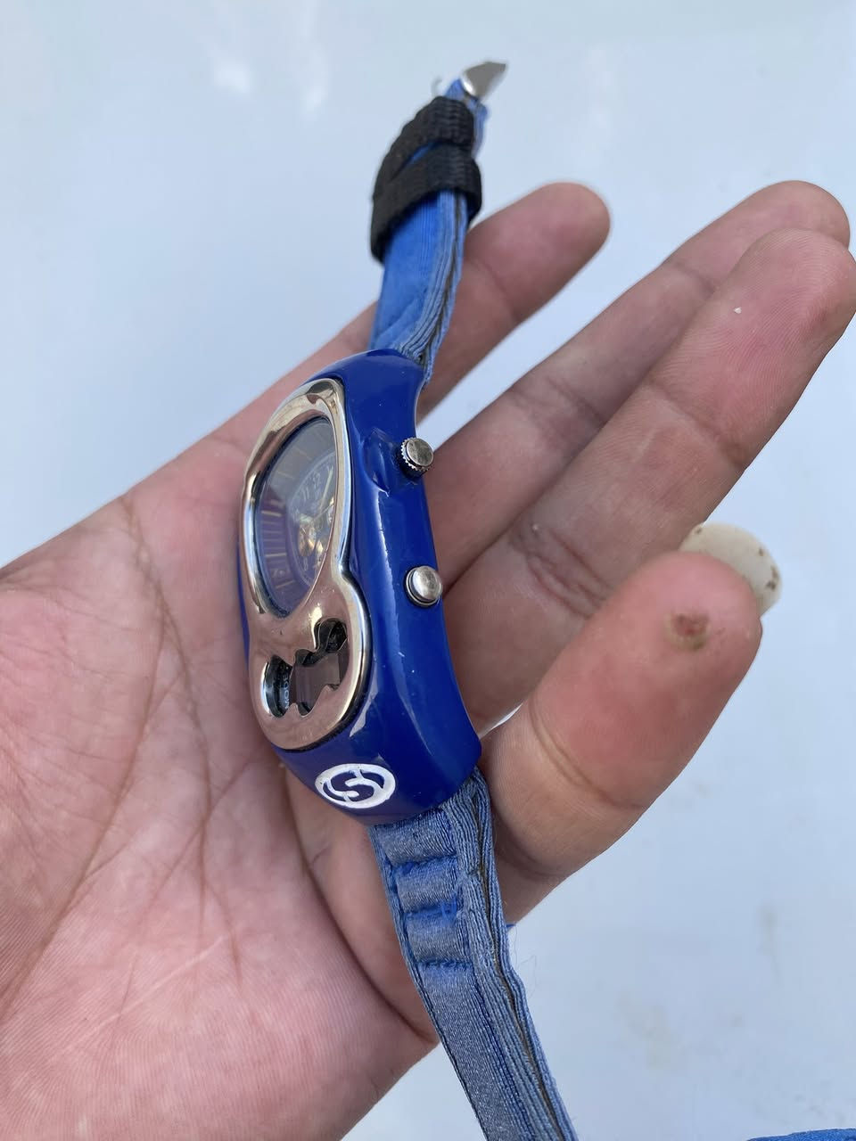 هذه ساعة يد من ماركة ريكاردو بتصميم أزرق فريد.
تتميز الساعة بتصميم هجين يجمع بين العقارب وشاشة رقمية. ياباني 
تأتي مع سوار قماشي أزرق اللون.
تمتلك أزرار تحكم جانبية لضبط الوقت والوضعيات.
قطر كبيرة جدا 40/61سير الأصلي 

سعر50 الف يتوفر توصيل


**إذا كنت صاحب هذا الإعلان وتريد حذفه لأي سبب، رجاءا أرسل رسالة إلى الدعم الفني**