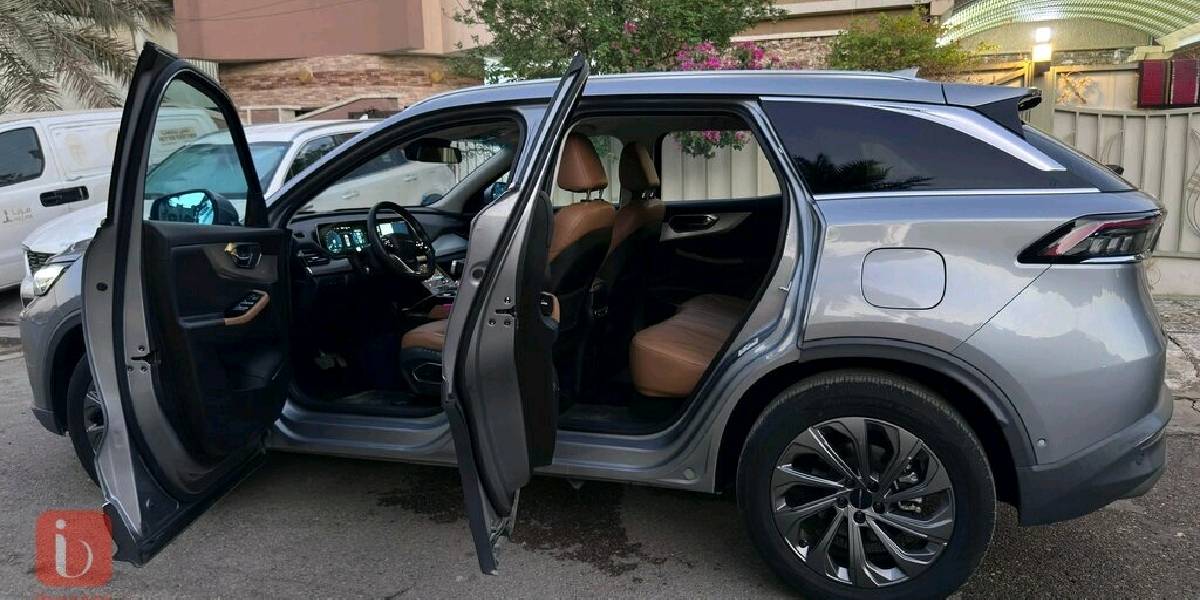 🔥 للبيع — BAIC X7 موديل 2025 اللون سلفر فل أوبشن — قمة الفخامة والتكنولوجيا 🔥 
🚨 أمتيازات مرسيدس بنز !!!
▪️بسعر (175) ورقه و بيها مجال بدون لوحات تاخذها و ترقمها وين متريد ! 🔥  
▪️عداد  الكيلو متر (188كم و قابل للزيادة)!
▪️استلام شركة جديد زيرو!!!
▪️ضمان سنتين تبديل دهن و فلاتر تبريد مجاناً ! 🔥
▪️ضمان 6 سنين محرك و گير ! 🔥 
إذا تدور على سيارة SUV حديثة تجمع بين الشكل الأوروبي، التكنولوجيا الذكية، الراحة العائلية، والمواصفات المستقبلية… فالـ BAIC X7 تعتبر من أقوى الخيارات الموجودة حالياً 😎

━━━━━━━━━━━━━━━

🚘 معلومات السيارة:
▪️ الشركة المصنعة: BAIC
▪️ الموديل: X7
▪️ سنة الصنع: 2025
▪️ اللون الخارجي: سلفر معدني فاخر ✨
▪️ اللون الداخلي: جلد Nappa من مرسيدس برتقالي فاخر مع تطعيمات حديثة
▪️ الفئة: فل كامل / أعلى تجهيز
▪️ عدد الركاب: 5 ركاب براحة ومساحات واسعة جداً
▪️ تصنيف السيارة: SUV عائلية رياضية فاخرة

━━━━━━━━━━━━━━━

⚙️ المحرك والأداء:
🔹 محرك 1.5 لتر Turbo GDI
🔹 4 سلندر تيربو اقتصادي وقوي
🔹 القوة: 185–188 حصان
🔹 العزم: 305 نيوتن متر
🔹 ناقل حركة 7 سرعات DCT مزدوج التعشيق
🔹 دفع أمامي FWD
🔹 استجابة ممتازة بالتسارع
🔹 ثبات عالي على السرعات
🔹 نظام قيادة Eco / Sport
🔹 عزل احترافي للهواء والأصوات
🔹 سرعة قصوى تقارب 240 كم/س
🔹 استهلاك وقود اقتصادي 19.3 كم لكل 1 كم
🔹 خزان وقود 60 لتر

━━━━━━━━━━━━━━━

🛞 نظام التعليق والثبات:
✔️ تعليق أمامي MacPherson مستقل
✔️ تعليق خلفي Multi-Link متعدد الوصلات
✔️ راحة عالية بالمطبات والشوارع العراقية
✔️ ثبات ممتاز بالمنعطفات والخطوط السريعة
✔️ نظام مانع الانزلاق TCS
✔️ نظام الثبات الإلكتروني ESP
✔️ فرامل ABS + EBD + EBA

━━━━━━━━━━━━━━━

📏 الأبعاد والمساحات:
▪️ الطول: 4745 ملم
▪️ العرض: 1892 ملم
▪️ الارتفاع: 1715 ملم
▪️ قاعدة عجلات: 2800 ملم
▪️ ارتفاع عن الأرض: 200 ملم
▪️ مساحة رجلين خلفية ضخمة
▪️ شنطة خلفية كبيرة مناسبة للسفر والعائلة
▪️ تصميم انسيابي بمعامل مقاومة هواء منخفض جداً

━━━━━━━━━━━━━━━

✨ التصميم الخارجي:
✔️ واجهة هجومية رياضية عصرية
✔️ شبك أمامي كرومي فاخر
✔️ إضاءة LED Matrix أمامية وخلفية
✔️ إضاءة نهارية DRL حديثة
✔️ خطوط ديناميكية فخمة
✔️ مقابض أبواب مخفية كهربائية Smart Handles
✔️ سقف بانوراما ضخم جداً بحجم يقارب 1320×850 ملم 🌌
✔️ جنوط رياضية قياس 20 إنج
✔️ مرايا كهربائية مع تدفئة وطي أوتوماتيك
✔️ جناح خلفي رياضي
✔️ باب خلفي كهربائي ذكي
✔️ حساسات أمامية وخلفية كاملة
✔️ كاميرات محيطية 360° ثلاثية الأبعاد HD

━━━━━━━━━━━━━━━

🛋️ الداخلية والفخامة:
✨ داخلية تعتبر من أفخم الداخليات ضمن فئتها السعرية

✔️ جلد Nappa فاخر
✔️ مقاعد كهربائية متعددة الوضعيات
✔️ تبريد + تدفئة  😮‍💨
✔️ ذاكرة حفظ لوضعية السائق
✔️ تحكم كهربائي كامل بالمقاعد
✔️ إضاءة داخلية Ambient Light بـ 64 لون 🌈
✔️ خامات Soft Touch فخمة جداً
✔️ ديكورات داخلية حديثة
✔️ فتحة سقف بانوراما ثنائية
✔️ مكيف أوتوماتيك ذكي ثنائي التحكم
✔️ فتحات تكييف خلفية
✔️ فلتر تنقية هواء للمقصورة
✔️ عزل حراري وصوتي ممتاز

━━━━━━━━━━━━━━━

📱 التكنولوجيا والشاشات:
🔥 من أكثر السيارات الصينية تطوراً بالتكنولوجيا

✔️ 3 شاشات LCD داخلية:
• شاشة عدادات رقمية 12.3 إنج
• شاشة وسطية ترفيهية 12.3 إنج
• شاشة مستقلة للتحكم بالمكيف 7 إنج

✔️ Apple CarPlay
✔️ Android Auto
✔️ بلوتوث + أوامر صوتية
✔️ مساعد صوتي ذكي بالذكاء الاصطناعي !
✔️ نظام التعرف على الوجه 😳
✔️ تشغيل بصمة Start/Stop
✔️ دخول ذكي بدون مفتاح
✔️ شاحن لاسلكي سريع
✔️ USB أمامي وخلفي
✔️ تحكم كامل من المقود
✔️ تحديثات ذكية للنظام

━━━━━━━━━━━━━━━

🅿️ أنظمة الركن والمساعدة:
✔️ كاميرا 360° HD
✔️ عرض ثلاثي الأبعاد للسيارة
✔️ خطوط ديناميكية أثناء الرجوع
✔️ نظام ركن ذاتي Auto Parking 🤖
✔️ مساعد نزول المرتفعات HDC
✔️ مساعد صعود المرتفعات HHC
✔️ Auto Hold
✔️ فرامل إلكترونية EPB

━━━━━━━━━━━━━━━

🛡️ أنظمة الأمان والذكاء:
✅ مثبت سرعة راداري ذكي IACC
✅ تحذير مغادرة المسار LDW
✅ المحافظة على المسار
✅ مراقبة النقطة العمياء BSD
✅ تحذير اصطدام أمامي FCW
✅ فرملة طوارئ أوتوماتيكية AEB
✅ التعرف على إشارات المرور TSR
✅ مراقبة تعب السائق
✅ High Beam Assist للإضاءة العالية الذكية
✅ 6 وسائد هوائية
✅ TPMS مراقبة ضغط الإطارات
✅ فتح الأبواب أوتوماتيكياً وقت الحوادث
✅ نظام مانع السرقة + Immobilizer

━━━━━━━━━━━━━━━

🌟 مميزات تخليها تنافس سيارات أغلى منها:
⭐ تصميم قريب للسيارات الأوروبية
⭐ فخامة داخلية أعلى من سعرها
⭐ تكنولوجيا متقدمة جداً
⭐ راحة ممتازة بالسفر والخط
⭐ مناسبة للعائلة والشباب
⭐ قيمة عالية