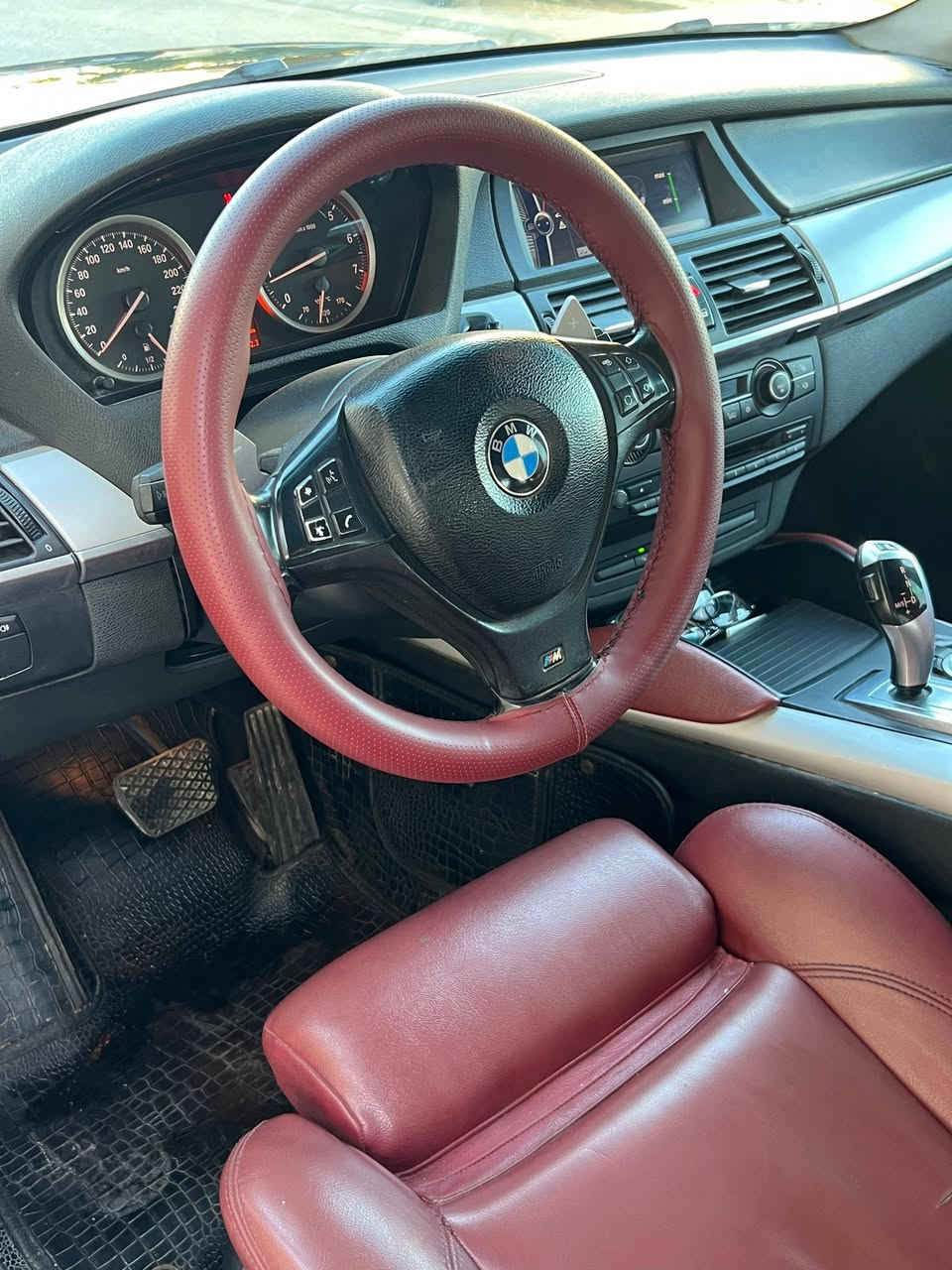 من رخصة الادمن سياره للبيع 
السياره BMW.2013 خليجيه وكاله العروش بدون حادث بيها صبغ ربع باب الصدر..المقدمه البجم كله محدثه 2018  X6 M لايتات زنون دوار.. محرك 6 سلندر تيربو المرغوب حجم 3000 55n توين تيربو خمس كامرات حساسات امامي خلفي. دفييدي جنجر 6 اقراص بالإضافة الي دفيدي عدد 2 بالدشبول والحصان الخلفي شاشه خلفيه.فتحه سلايت ابواب شفط جنطه كهربائي فور ويل كشنات وتجاوي كهرباء.برادات خلفيه استيرن متحرك كهرباء مرايات شفط اناره ترحيب بلباب فوق وتحت تخم تايرات جديده وبيها بعد مواصفات هوايا.السعر 215 ورقه ***********
