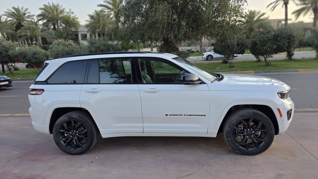 🚘#جيب كراند شيروكي فئه الاحتفال سنوي (ثلاثينيه) Anniversary Edition فول مواصفات 30th
🪪 الأرقام: بغداد دولي وحلو 
📊 العداد: بحالة جديد ٢٠ الف 
📅 الموديل: 2024
🔧 المحرك: تيربو +كهرباء بقوه كبيرة 375hp بقوه هيمي v8 
واقتصادي جدا 
📌 حادث_السيارة ضرر سطحي جاملغ وبنيد مبدل بقطع وكالة ، ايرباكات وكالة كاملة سستم 

✨ أبرز المواصفات والتجهيزات:

🔹  شاشات كبيرة مع لغة عربية 
🔹️صديقة للبيئه واقتصادية 
🔹️لون ابيض ملكي 
🔹️فئه عليا مميزة (ثلاثين ذكرة سنوية )
🔹️جلد طبيعي فاخر مع تطريزات يدوي
🔹️نظام صوتي 360  18 سماعه 
🔹فتحة سقف بنوراميه كبيرة 
🔹️عوازل اضافيه للعزل صوتي
🔹كامرات 360 جميع جوانب 
🔹️كامرة للمراية وسطيه 
🔹️مري قابلة للطي 
🔹 رادارات 360 مع 6 حساس للجهتين
🔹️نظام قيادة شبه ذاتي 
🔹 نظام قيادة متعدده (ثلج .صخور.صحراء.سبورت وسمارت)
🔹️كراسي كهرباء مع تحكمات كهرباء
🔹 مانع انزلاق +نظام نزول منحدرات 
🔹️اطارات لجميع تضاريس يابانية  
🔹 مقاعد تدفئه وتهويه تبريد ⭐️
🔹️سعة السحب القصوى 6000 رطل
🔹️نظام الدفع الرباعي كوادرا - تراك
🔹 إنارة داخلية LED
🔹️خطافات سحب أمامية وخلفية باللون الأزرق في 4xe
🔹 ستائر أبواب خلفية
🔹 صندوق كهربائي واربع بصمات ودخول ذكي 
🔹 شحن لاسلكي سريع ⭐️
🔹 عده كاملة وسبير 

📞 للتواصل والاستفسار
📌 سعر مناسب 34💵 للاستفسار واتس 

📌 الرقم واتساب 
📲 ***********
📌 
بغداد  كاظمية 
#للبيع #سيارات_للبيع #سيارات #بغداد
