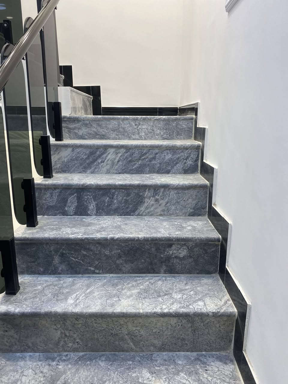 السلام عليكم
الدار للبيع 100متر واجهة 6وربع نزال 16 متر طابقين وبيتونة
سند 25 باسمي تنازل شركة  بدون دلالية
السلطان الثاني 
يحتوي على 3 غرف نوم وصالة ومطبخ وخدمات عدد 2
وحولي وبيتونة كبيرة للاستفسار الاتصال بالرقم *********** او *********** ابو احمد 
والسعر علخاص
