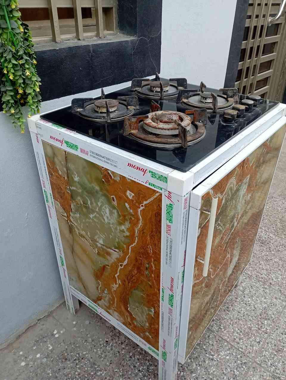 ميز مع طباخ للبيع نضيف جدا النجف الأشرف ***********
