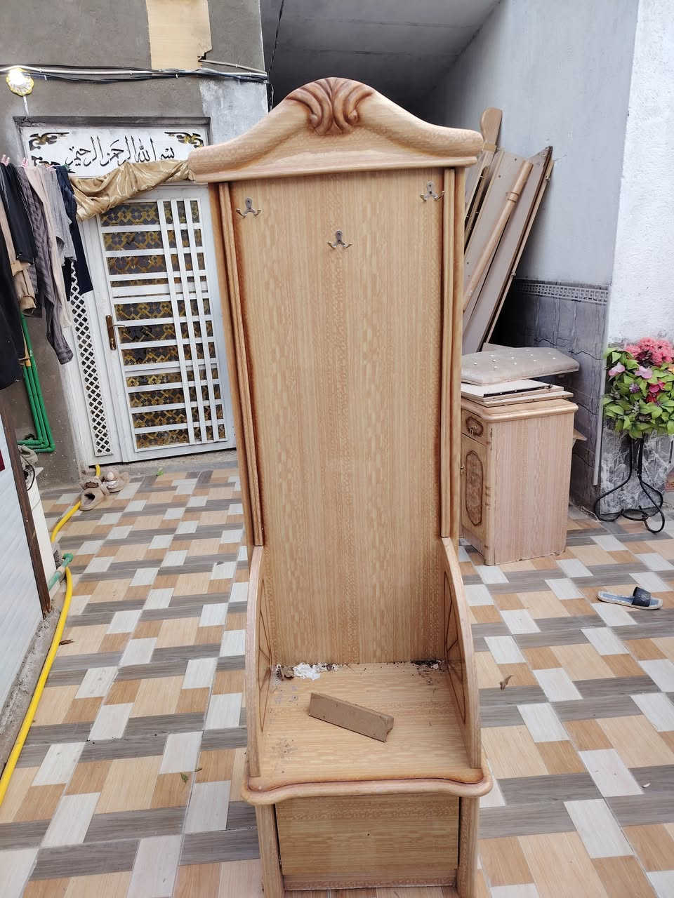 السلام عليكم غرفه ماليزي للبيع كله جديد وواضح بالتصوير كدامكم مكان ديوانيه حي الجامعه  اليريدها بالخدمه السعر 400 وبيها مجال
وهذا رقمي ***********
