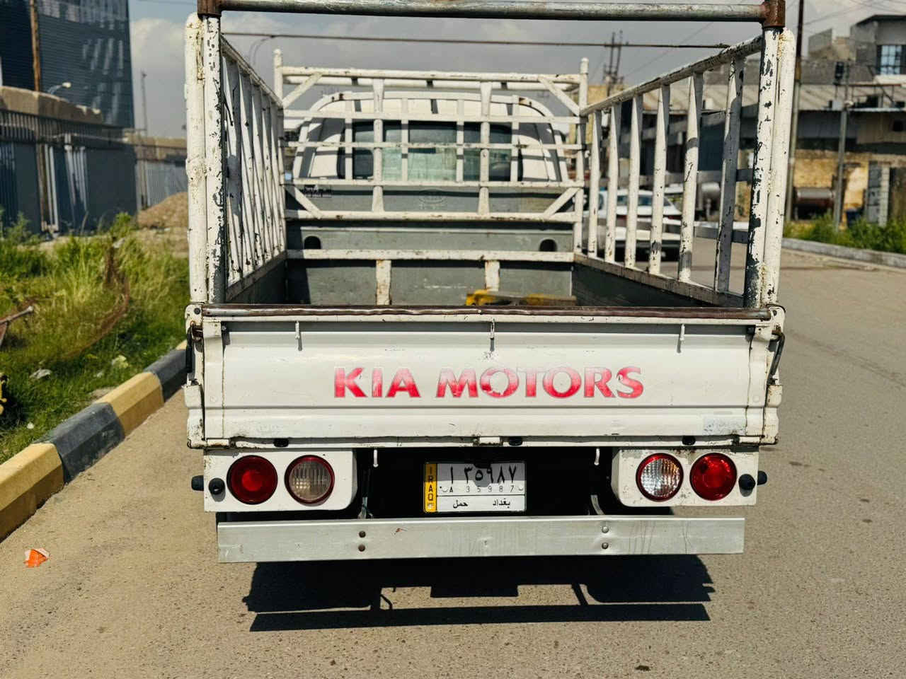 سلام عليكم كيا حمل للبيع 2015بس الباب السائق بي صبغ الباقي كفالة ***********
