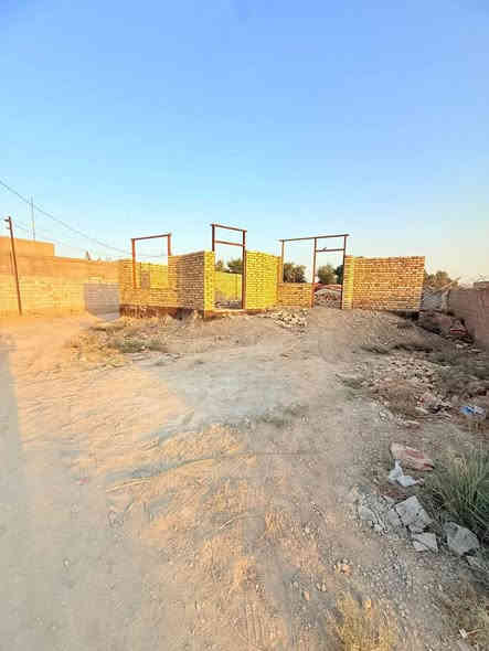 هيكل اساسه كونكريت مبني واجه وصفحه مساحه 225 ركن زراعي  متوفر ماء وكهرباء ومولد بالباب  يتكون من 
غرف عدد2 5متر
صاله 11متر
استقبال 9متر
مطبخ 6متر
مجموعه صحيه 5متر
مدخل 2متر
ممر جانبي عرض متر ونص
ممر خلفي عرض متر  العنوان   يوانيه مركز مدينه خلف البيطره تبعد عن شارع العام مالد دغاره 250 مترالسعر26مليون رقمي للاستفسار ***********
