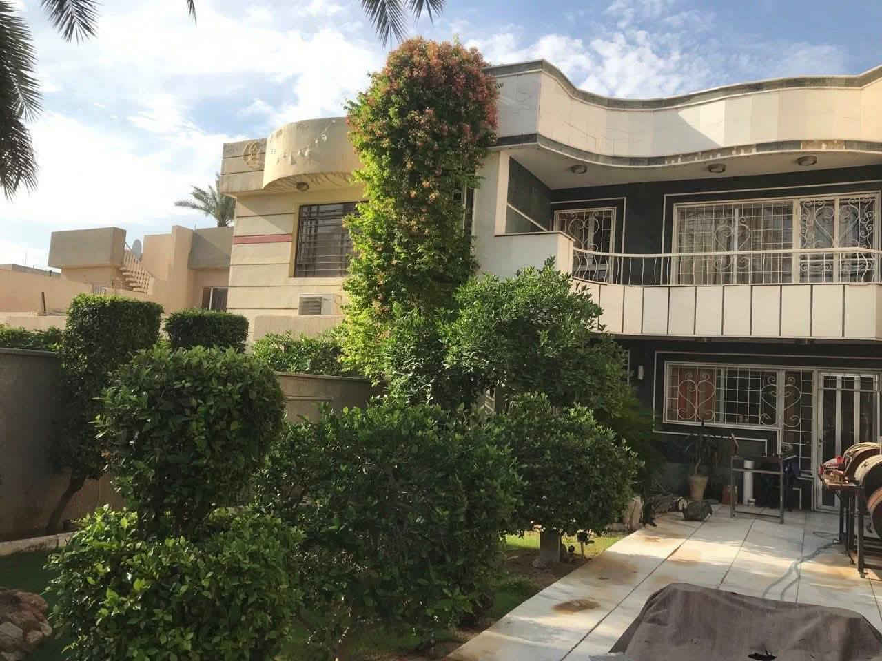 السلام عليكم للبيع ٢٧٠م حي الجامعه واجهه 8.4 متر وطول 32 متر اربع غرف نوم وصاله ومطبخ وخدمات بناء ٢٠١٢ حديقه وكراج موقع ممتاز حي الجامعه خلف الحمداني وقناة دجله سابقا للإستفسار الاتصال *********** مكتب اليقين
