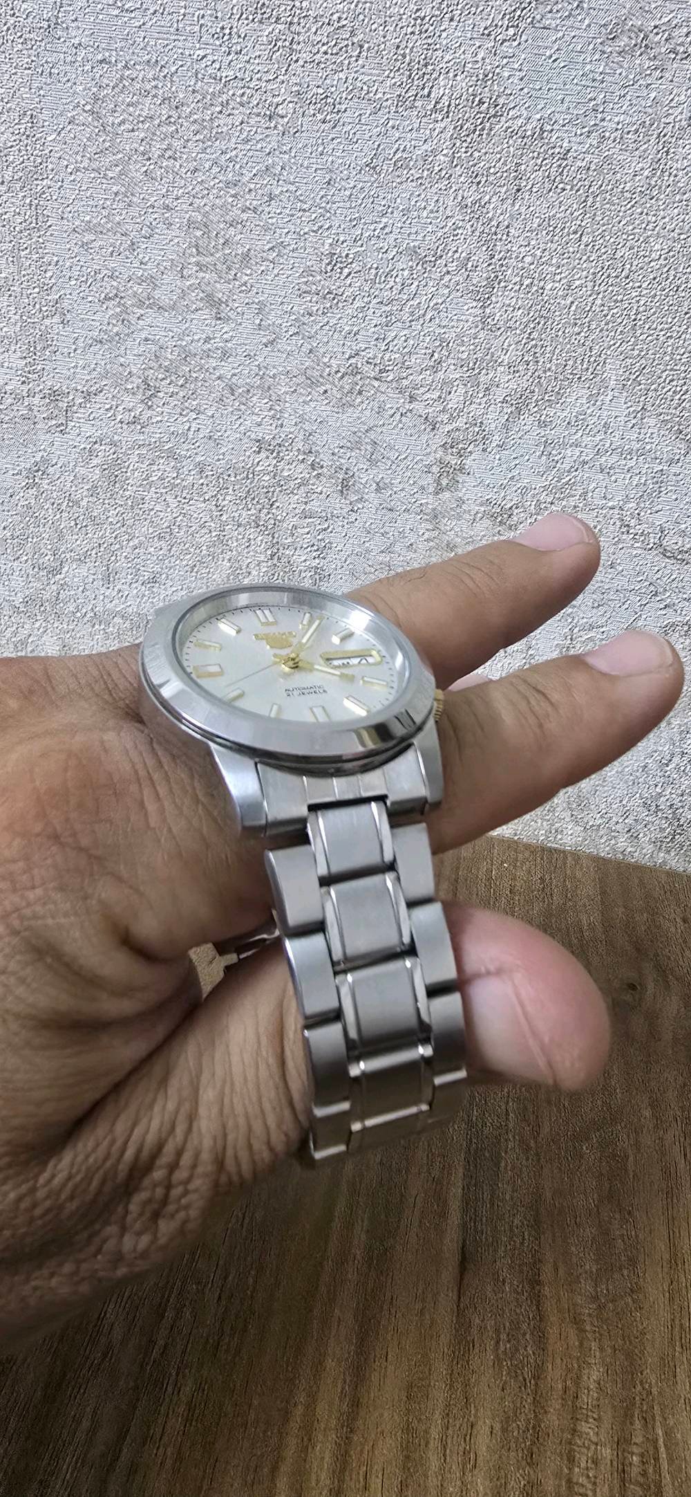 ساعة سيكو ياباني اوتماتيك اصلي نضيفه جدا مضمونه من اي عطل السعر ١٠٠
وين موقعك بالضبط حتى نضيفه بالوصف للناس المهتمين؟: 
مدينة الصدر
الساعة شكد مقاسها تقريباً؟ وكم قطعة/حلقة من السوار موجودة حتى نعرف تناسب أغلب الأيادي؟: 
٣٥
هل عدها علبة أو كارت أو أي إثبات أصالة وياها، لو فقط الساعة؟: 
بدون ملحقات 
السعر 100 نهائي لو بيها مجال للتفاوض؟ وإذا تريد، التوصيل متوفر داخل/خارج المنطقة لو استلام يد بيد فقط؟: 
اكو توصيل اذا تريد