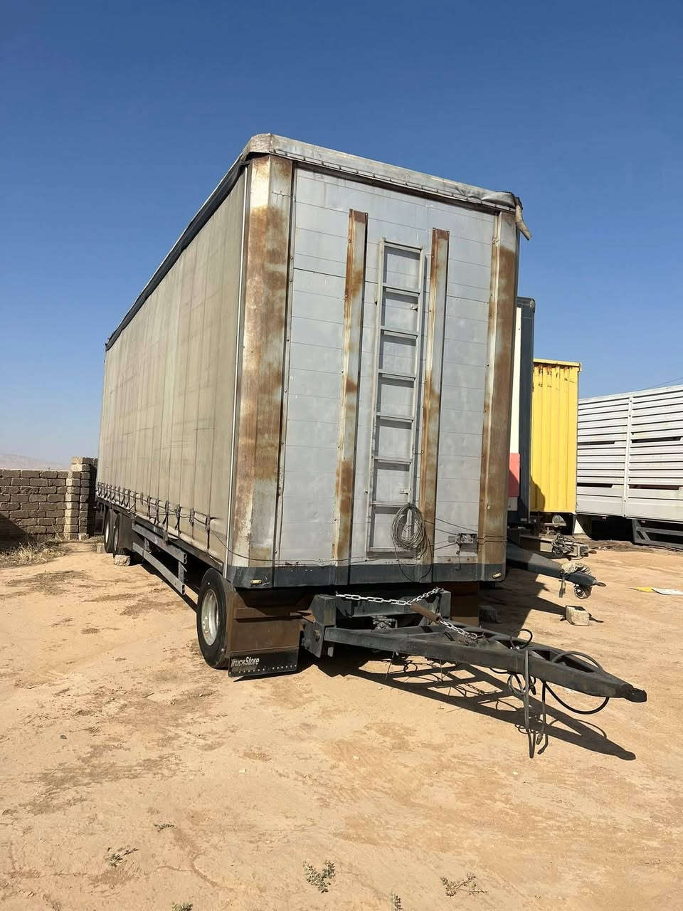 السلام عليكم ‏للبيع عربانة طول  11 متر ‏دناكير 19.ونص 
طخم تايه جاهزة ارتفاع 330 متر رقم الهاتف 
***********
