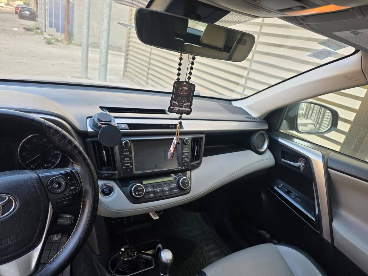 للبيع 🚘
السلام عليكم مكلف بالنشر 
الموديل: تويوتا راف فور 2018

الفئة: XLE (مع بعض مواصفات XIE)
رقم اللوحة: بغداد

المميزات:
فتحة سقف
بصمة تشغيل
إشارات بالمراية
جنطة كهرباء
كشن كهربائي
الحالة: الضرر موضح في الصورة

 بدون دواخل الإرباك سليم

السعر: 185 ورقة مع مجال للتفاوض
الاتصال على الرقم ‏‪***********‬‏
