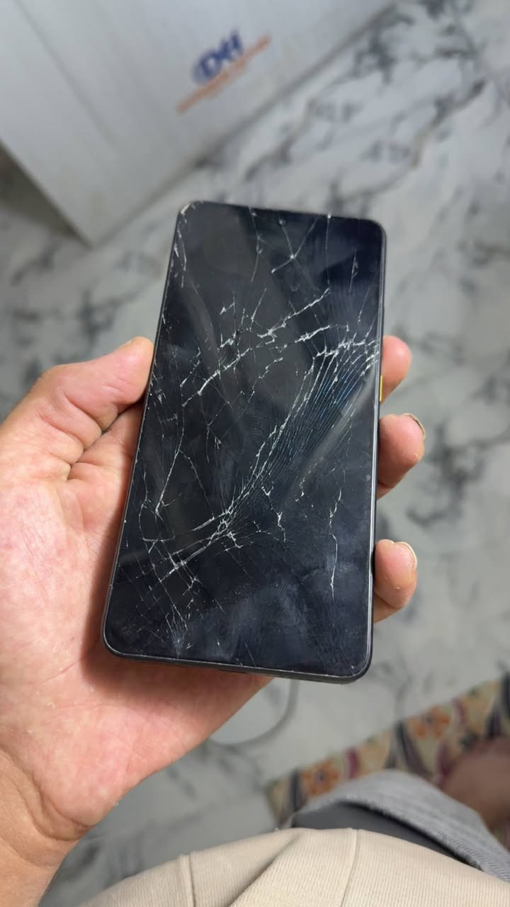بوكو x 7 pro  شاشه مكسوره مثل ما موضح بصوره و لمس كلشي مابي اي عيب ملحقات كامل ويا مكاني كركوك سعر ١٦٠ و بي مجال للاستفسار واتس اب فقط ***********
